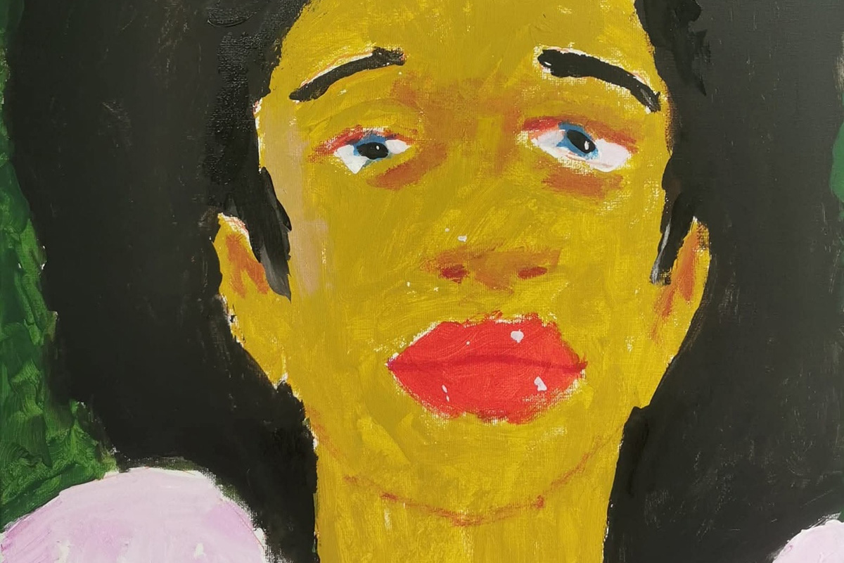 Porträt einer Person mit dunkler Haut, dunklem, lockigem Haar und rosa Oberteil vor grünem Hintergrund in expressionistischer Malweise von Künstlerin Heidi Lose