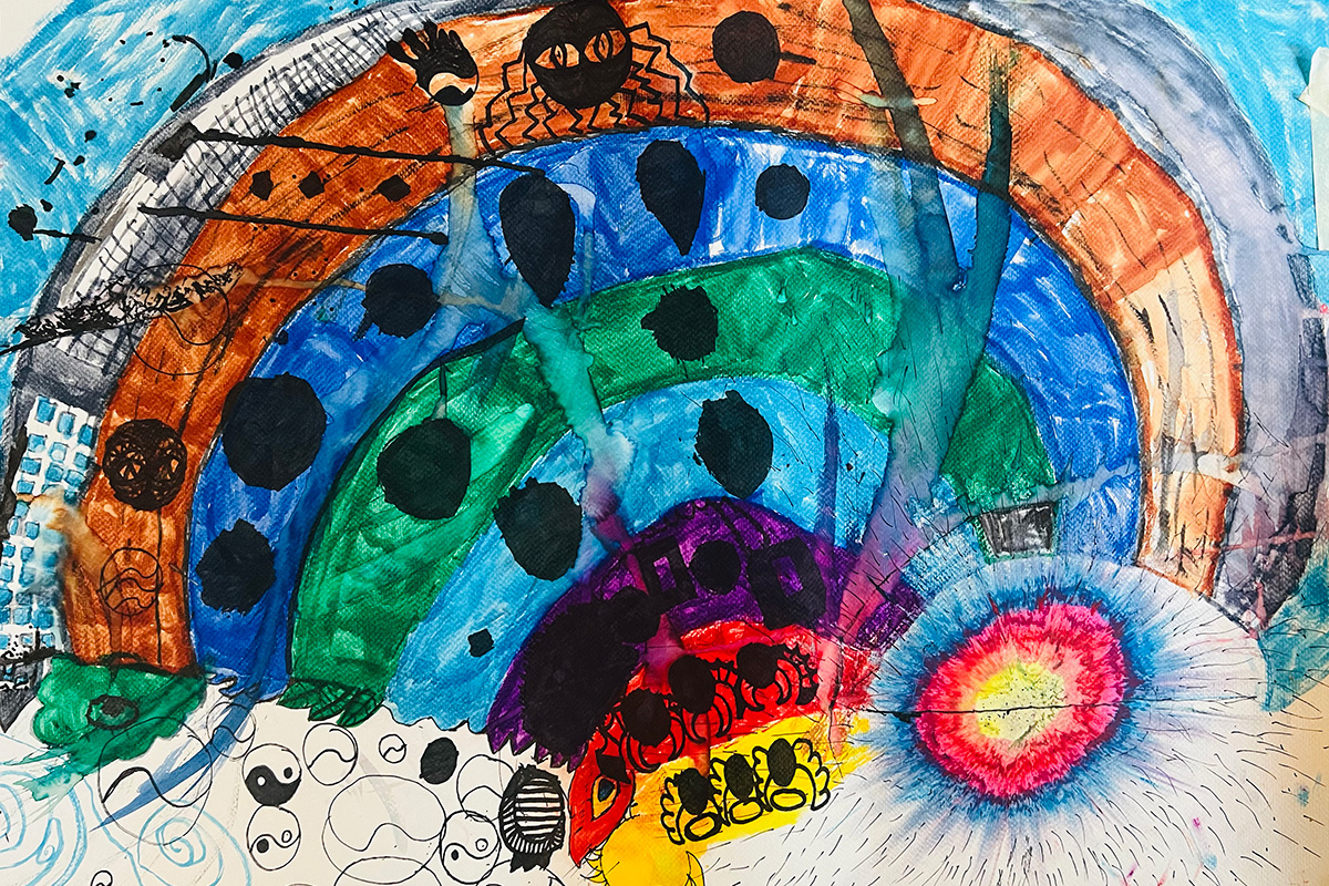 Abstraktes Kunstwerk von Tobias Nauheim mit konzentrischen, farbigen Bögen und schwarzen, organischen Formen sowie einem leuchtenden, kreisförmigen Element rechts